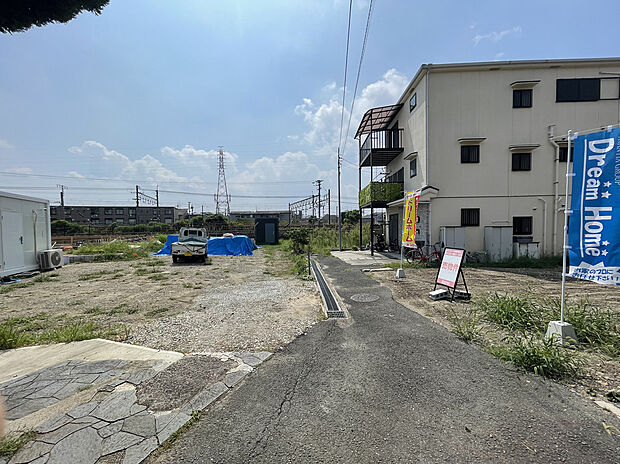 【現地写真】【お子さま連れも安心!】
当店にはキッズスペースも完備しておりますので、お子さま連れでも安心してご来店いただけます♪現地への送迎サービスも実施中。お車でお越しの方は店舗東側の駐車場をご利用ください!