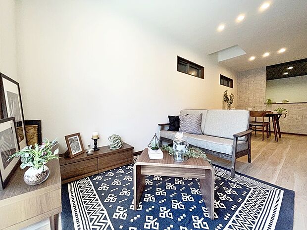 【【ドリームタウン施工例】】縦長のリビングは横長リビングに比べて壁面が多いので、家具の配置がしやすいというメリットがあります!