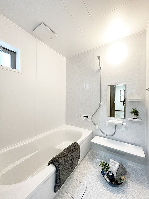 【【ドリームタウンシリーズ施工例(浴室)】】■浴室暖房乾燥機付きで、花粉の時期や雨の日が多い梅雨の時期も安心です。また、冬のヒートショック対策にも。大人の方でもゆったり足がのばせます。