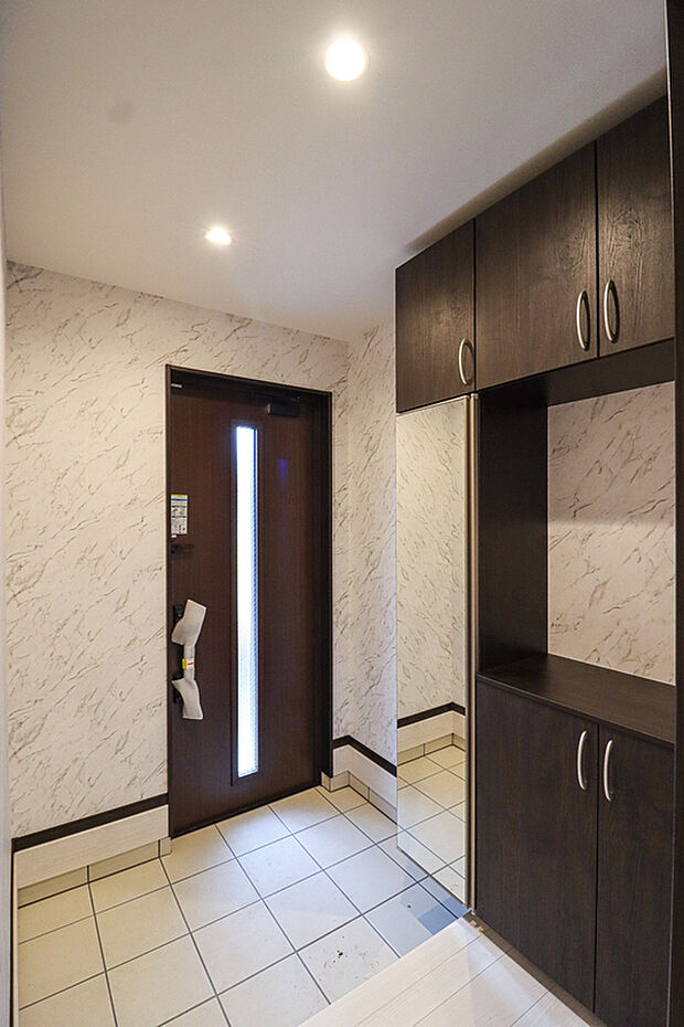 【【ドリームタウンシリーズ施工例】】■玄関にはシューズボックスとシューズクローゼットを設置。日常使いの靴をすっきり収納でき、玄関をいつもきれいに保てます。