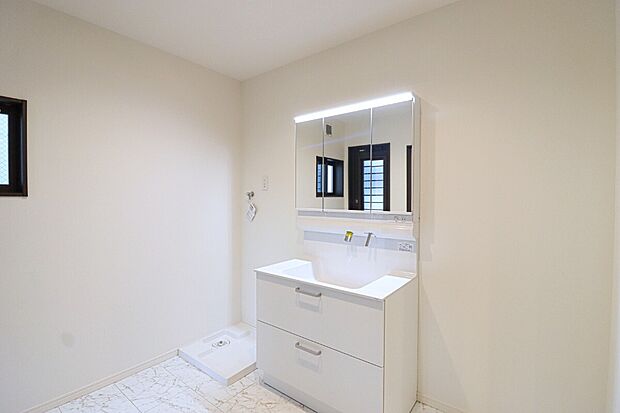 【【ドリームタウンシリーズ施工例】】■使い勝手の良い鏡裏収納付3面鏡型の独立洗面化粧台。ご家族そろって身支度可能なゆとりの洗面スペースで、朝の身支度もスムーズに。