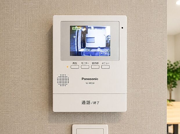 【【TVモニター付きインターフォン】】来客者の顔を映像で確認できるTVモニター付きインターフォン。防犯性を高め、ご家族だけでなく、お子様のお留守番時にも安心してお使いいただけます。
