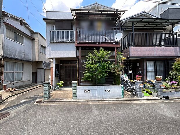 【【現地写真】】高槻市駅までバス乗車約10分。市バス「須賀町」停まで徒歩4分で毎日の通勤・通学もスムーズ。スーパー・コンビニも徒歩10分圏内のため、日々の買い物も便利です。現地(2026年6月)撮影