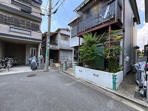 【【現地写真】】建築条件付土地なら、土地価格をお得にご購入いただけます。外壁や壁紙など、お好みに合わせて自由にお選びいただけます。もちろん、建築条件なしでの販売もお気軽にご相談ください。現地(2026年6月)撮影