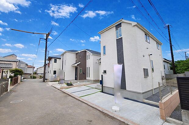 前面道路含む外観