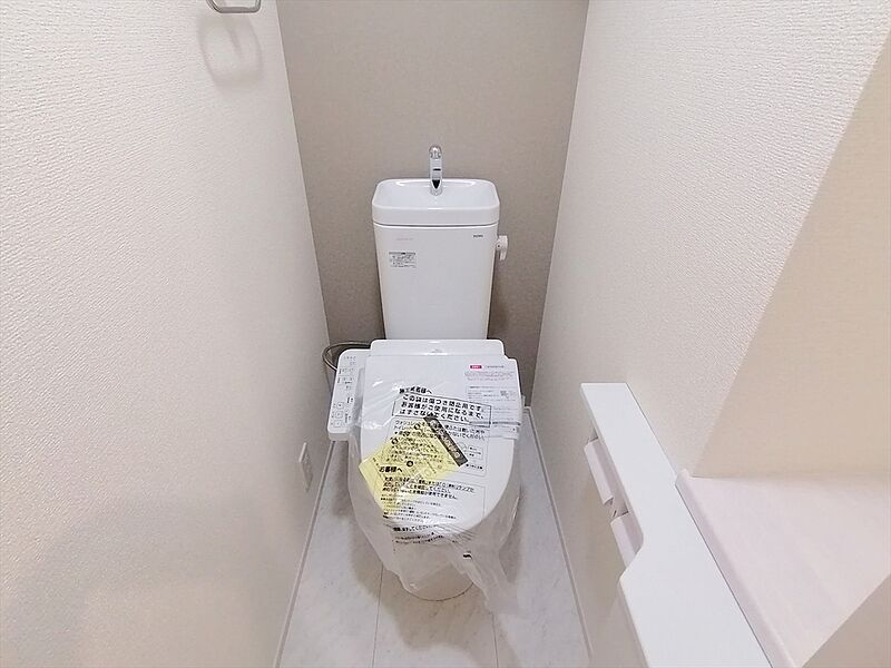 【温水洗浄機能付きトイレ】