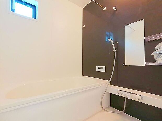 【浴室】1坪サイズの浴室は浴槽もゆったりとした広さがあり半身浴にもご利用できます。また、換気と風通しには嬉しい窓も設置しております。
