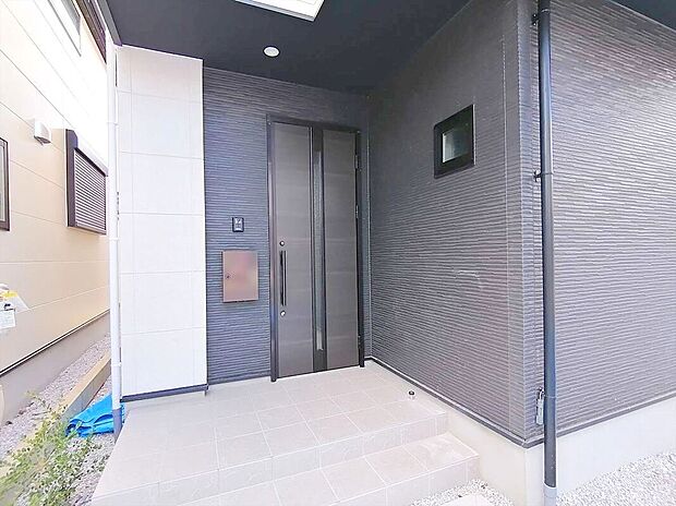 【玄関】家の顔となる玄関は、格調高いデザイン性が求められます。玄関は、高級感と断熱性、防犯性に優れた玄関ドアを標準装備。
