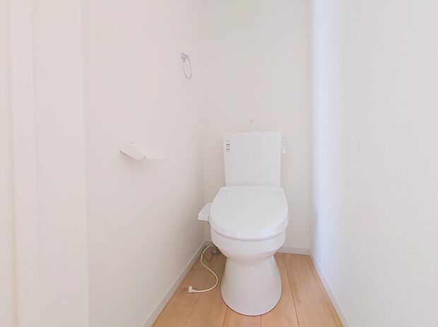 【【温水洗浄便座】】トイレは清潔感のあるオフホワイト♪　毎日使う場所だからこそお手入れも楽々にできる機能が搭載。汚れが付着しにくい便器でお掃除も楽々。 - ショートカット