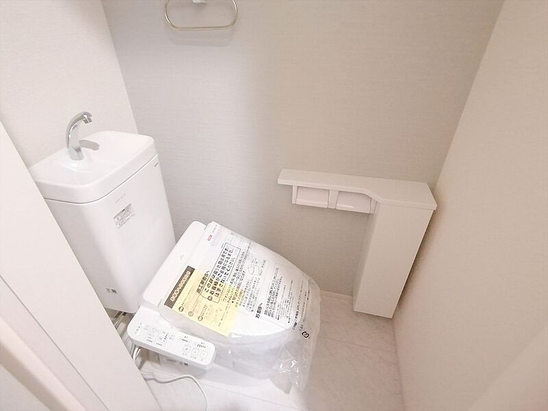 【温水洗浄機能付きトイレ】
