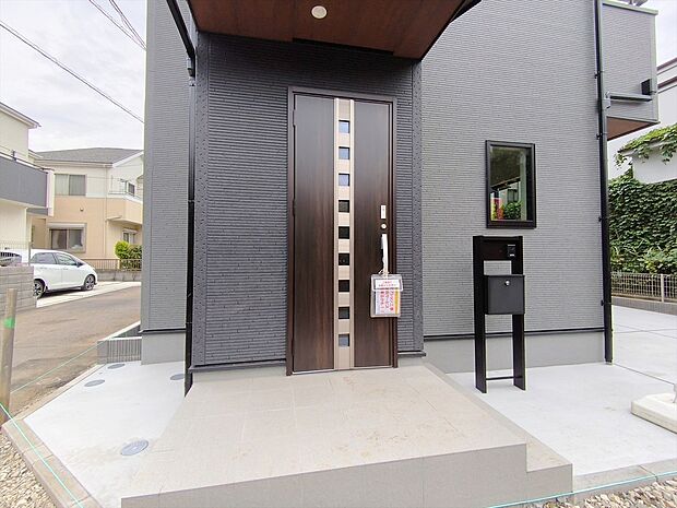 【玄関】玄関はおうちの顔です。いつも明るくキレイな状態でご家族の帰りをお待ちします。お子様のお留守番にも安心なTVモニター付インターホン完備です。
