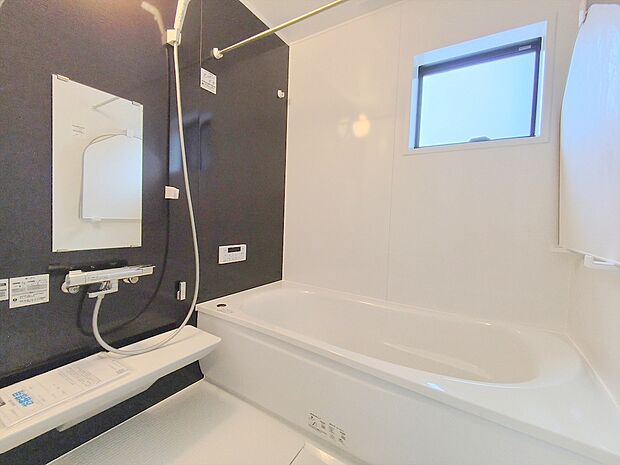【浴室】ゆったりと足を伸ばせる一坪タイプの浴室です。浴室換気乾燥機付きですので、カビの発生も抑制出来ます。
