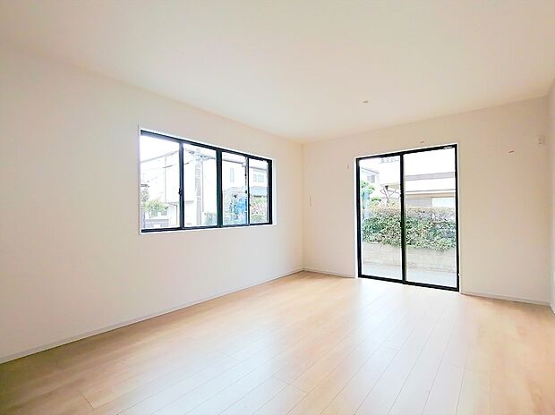 【リビング】開放的な空間と、陽当たりが魅力のリビングルーム。家族の時間をゆったりと過ごせるプランニングになっています。