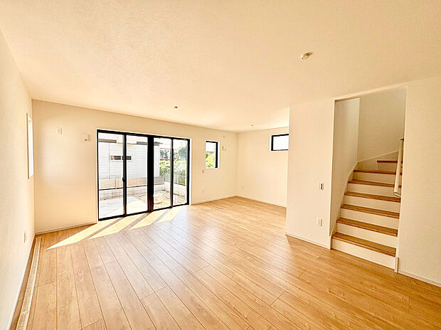 【リビング】一日の中で多くの時間を過すことになるリビングダイニングだからこそ、いつも穏やかな空間であることが必然。爽やかな通風と採光を存分に感じる事が出来る空間です。
