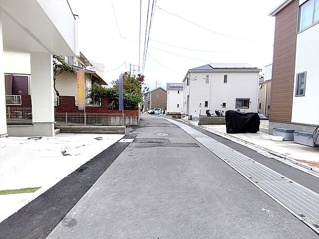 【前面道路含む現地写真】周辺は豊かな自然環境や子育てファミリーに便利な施設が魅力的！
