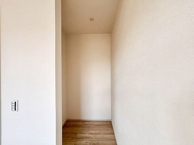 【【ウォークインクローゼット】】嬉しい大型収納は衣替え不要ですぐに使え、片付け上手に！