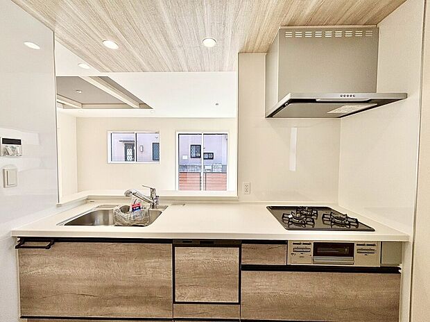 【キッチン】
汚れ、キズ、衝撃、熱に強く清潔感のある人造大理石TOPのカウンターキッチンを採用。隙間の無いなめらか一体型シンクなのでお手入れも簡単。食器洗浄乾燥機、浄水器内蔵シャワー水栓採用
