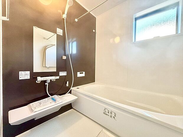 【浴室】一日の疲れを癒しながら、お子様と一緒にバスタイムも楽しめる清潔感あふれる浴室です。浴室は換気・乾燥・暖房機能付きなので、雨の日のお洗濯や寒い冬でも1年中快適です。