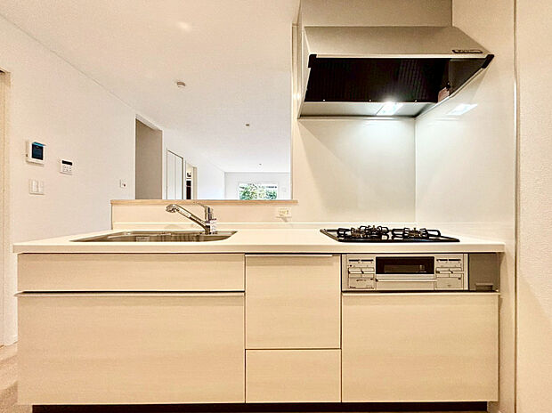 【キッチン】ご家族との会話を楽しみながらお料理のできる対面キッチン。ワイドシンクで調理スペースも広々とお使いになれます