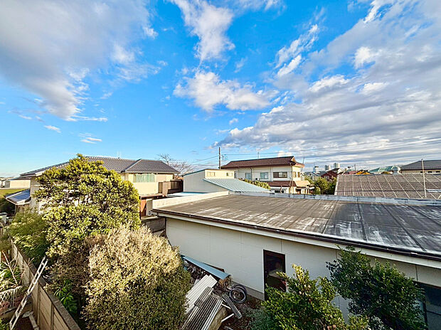 【眺望】南面からの採光と通風が望めるバルコニー!お洗濯にもうれしいですね。また、静かな住環境を再認識させられます