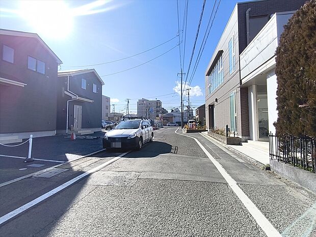 【前面道路含む現地外観写真】建物の基礎・構造といった目には見えにくい部分もしっかりこだわったお家です。安心して永くお住まいいただけます。