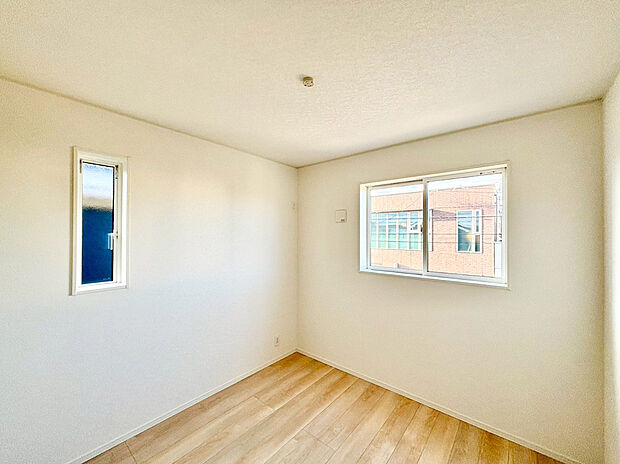 【複層ガラス】空気層が一般複層ガラスサッシの2倍の遮熱効果を発揮します。夏の強い日差しをカットし、冷房効果を高めます。