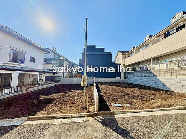 【現地写真】南向きの住宅は日当たりも良好。晴れの日はバルコニーでたっぷりと洗濯物を干すことができ家事もはかどりますよ。