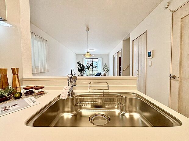 【浄水器】浄水器付きでいつでもおいしい水をいつでも手軽に使えます。飲み水やお料理にも安心ですね。
