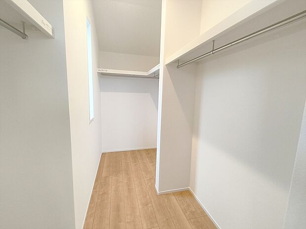 【ウォークインクローゼット】ひと目で収納物を確認できるウォークインクロゼットは、ゆとりの広さを備えた大型収納。数多くの衣類に加え、足元には引出しや衣装箱、シューズボックスなども収納することができます。
