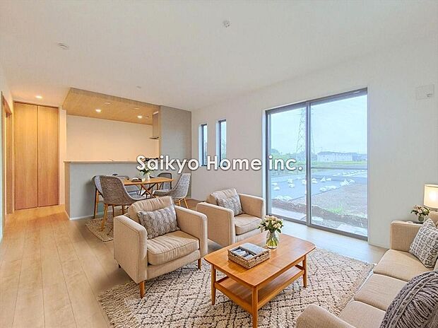 【リビング】住まいの中心となるリビング・ダイニングは、一体感のある対面型のキッチンと合わせ、15帖超。ゆったりとしたスペースを確保しています。※家具等はCG加工しております。