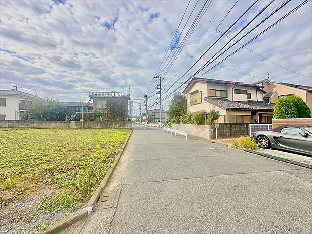 【前面道路】緑豊かで閑静な住宅街は子育てにはピッタリです。