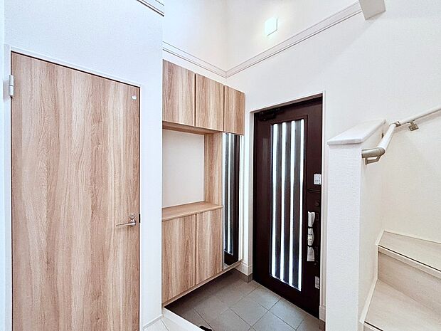 【玄関】広く開放的な玄関には大きいサイズの靴箱を設置。姿見も便利にお使いいただけます。