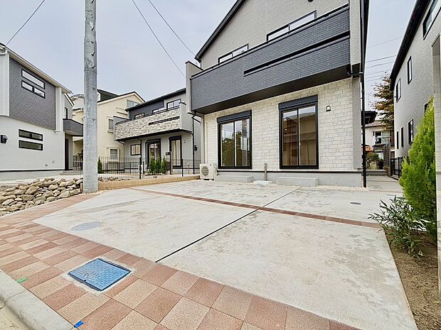 【駐車場】カースペースはコンクリート仕上げ。雨の日も足元は気になりません！