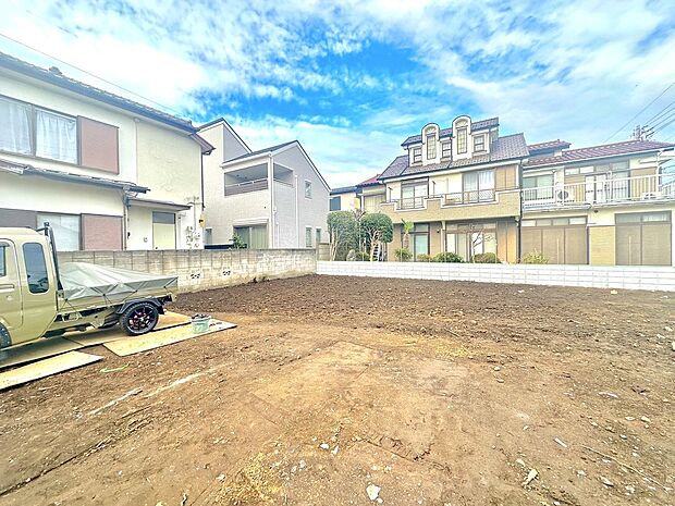 【現地写真】駐車場は嬉しい各棟２台スペースがございます。駅から歩いてもよし、会社から車で帰ってきてもよし。理想の住まいかもしれません！