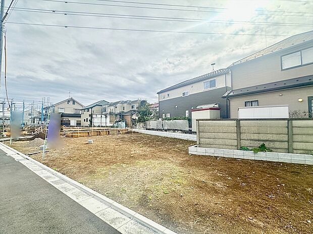 【現地外観】子育てにも嬉しい、緑豊かな自然が広がる閑静な住宅地、南向きの邸宅です。この機会に是非現地をご覧ください。