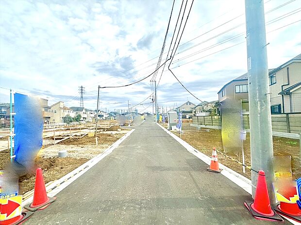 【前面道路含む外観】緑豊かで閑静な住宅街は子育てにはピッタリです。ゆったりと暮らせそうです。