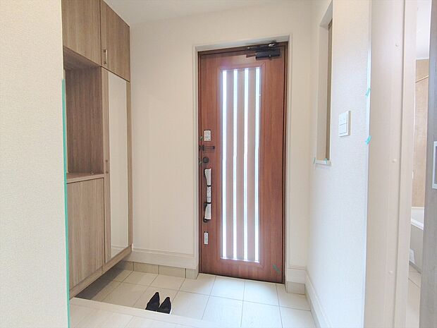 【玄関】お出かけ前の身だしなみチェックが出来る姿見鏡付の玄関収納。かさばる物も収納できる優れものです。