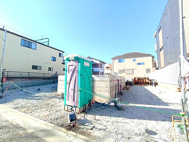 【現地外観】閑静な住宅街に全3棟の新築分譲住宅がもうすぐ誕生。太陽光発電搭載物件で自然に優しく!