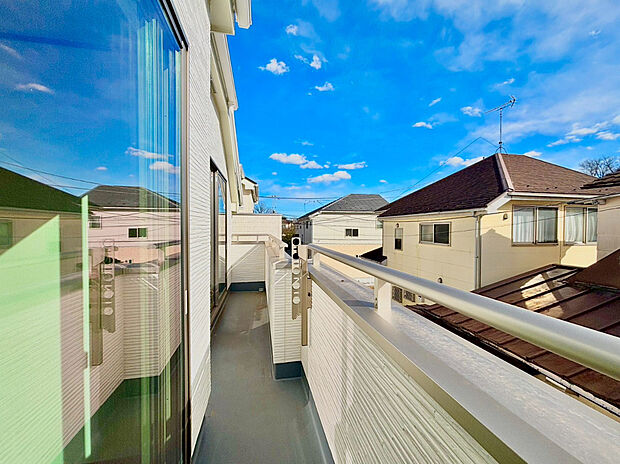 【バルコニー】お洗濯ものや布団を干したりするのに十分なスペースを取ったバルコニーは大変便利です。