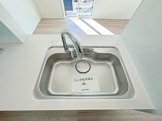 【浄水器】浄水器をスリムに内蔵したハンドシャワー式の水栓金具です。いつでもおいしい水をいつでも手軽に使えます