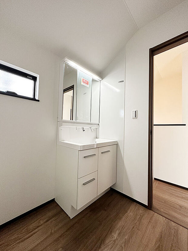 【洗面所】朝の忙しい時間に嬉しいシャンプーヘッド付き洗面台!一日の始まりをこの場所から、気持ちよく迎えてください!!大切なお洋服を手洗いするときにも、お子様のものをちょっと洗いたいときにも使いやすい!