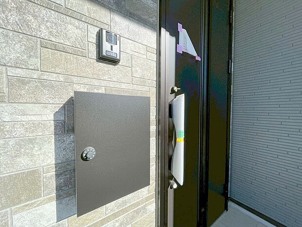 【玄関】玄関はおうちの顔です。いつも明るくキレイな状態でご家族の帰りをお待ちします。お子様のお留守番にも安心なTVモニター付インターホン完備です。