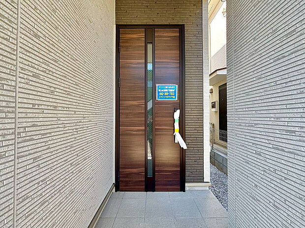 【玄関】お家に出会う人々を出迎える玄関先だからこそ、広々清潔感あふれる空間にしたいもの。毎日明るい空間をキープします。