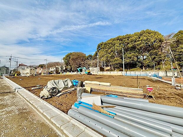 【現地外観】周囲にはスーパーをはじめとした買い物施設も揃っています。住みやすさと利便性を兼ね備えた環境です。