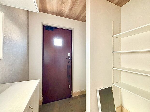 【玄関】玄関は清潔感のある空間にしたいもの。ご家族が多いご家庭にはとても便利なたっぷり収納できるシューズボックス付きです。