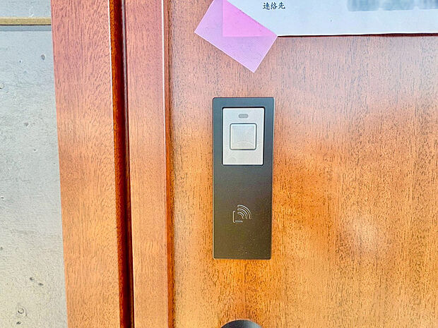 【【カードキー】】暗がりで鍵穴を探すこともなく、細かい作業が難しい子どもや高齢者でも簡単に解錠可能のカードキーを採用。お子様を抱いていたり、両手が買い物袋でふさがっていることが多い方に!