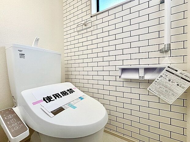 【【温水洗浄便座】】メーカーによってはウォシュレット・シャワートイレともいいますね♪魅力は清潔な状態をキープする事が出来、冬になると便座が冷たいなんて思いもしなくてすみます!!