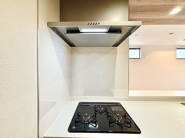 【【3口コンロ】】 凹凸が少ないフラットトップなのでお掃除もラクラクです。