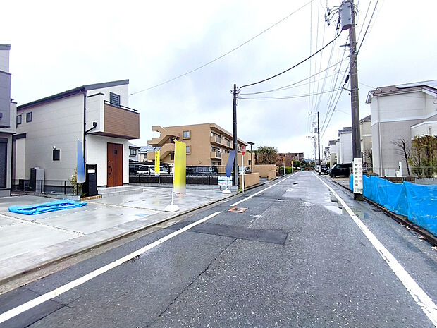【前面道路含む現地写真】穏やかな雰囲気漂う、緑と調和した街並みに建つ新築一戸建て。