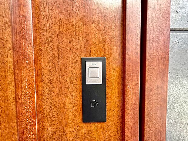 【玄関カードキー】玄関カードキー付!ボタンを押して、カードキーやタグキーを“かざす”だけで施解錠!荷物を抱えながら、「カギはどこにしまったっけ」そんな面倒がなくなります。